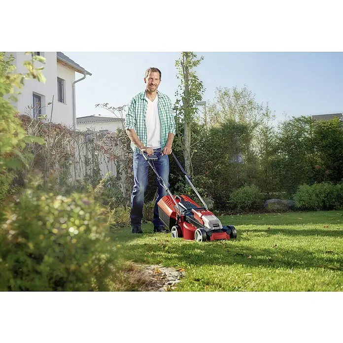 Einhell Power X-Change 18V Akku-Rasenmäher GE-CM 18/30 Li-Solo - 18 V, Li-Ionen, Ohne Akku, Schnittbreite: 30 cm - Ein Mann mäht den Rasen mit einem roten Einhell Akku-Rasenmäher im Garten und sorgt für einen gepflegten Rasen.