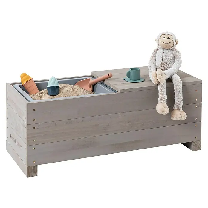 Muddy Buddy Bank Discoverer - 83 x 35 x 32 cm, Holz, Warmgrau - Ein grauer Woody Buddy Sandkasten mit Spielzeug und einem Plüschaffen darauf. Perfekt für fantasievolles Spielen im Freien.