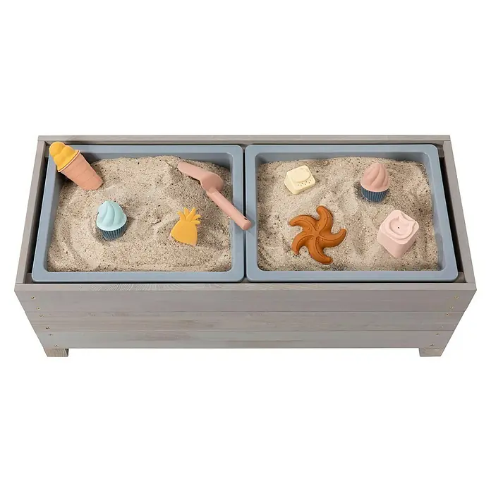 Muddy Buddy Bank Discoverer - 83 x 35 x 32 cm, Holz, Warmgrau - Sandkasten mit Förmchen in verschiedenen Formen und Farben. Der Sandkasten ist aus Holz und hat zwei Fächer.