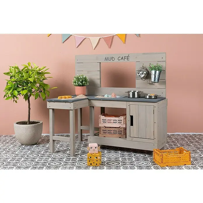 Muddy Buddy Matschküche Coffee Corner - 100 x 60 x 95 cm, Holz, Warmgrau - Dieses Bild zeigt eine detailreiche Schlammküche für Kinder mit Zubehör, perfekt für kreatives Spielen im Freien.