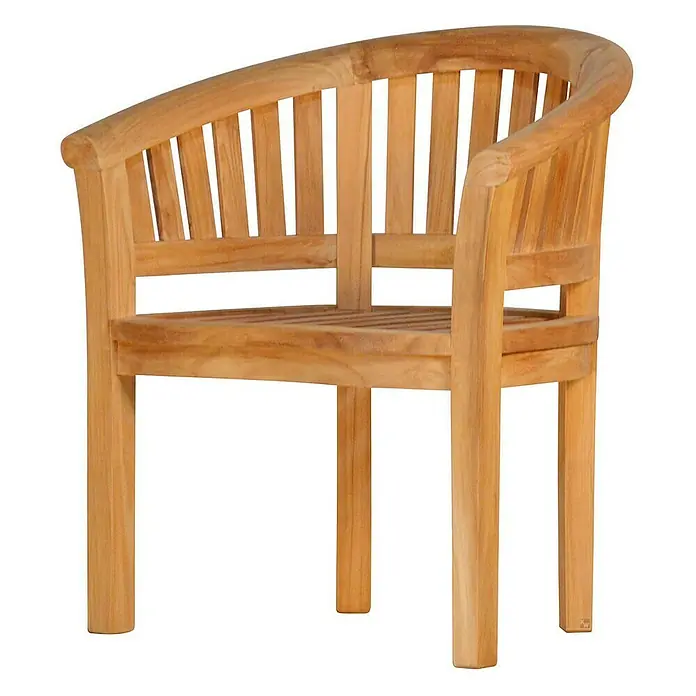 Kai Wiechmann Gartensessel - Naturbelassen, Teakholz - Holzstuhl mit Armlehne und Lattenmuster. Der Stuhl ist aus hellem Holz gefertigt und hat eine gebogene Rückenlehne.
