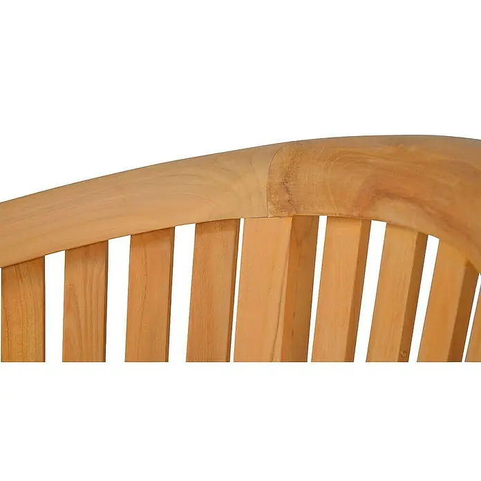 Kai Wiechmann Gartensessel - Naturbelassen, Teakholz - Detailaufnahme eines Gartenstuhls aus Holz, der die natürliche Holzmaserung und die Handwerkskunst hervorhebt. Ideal für den Außenbereich.