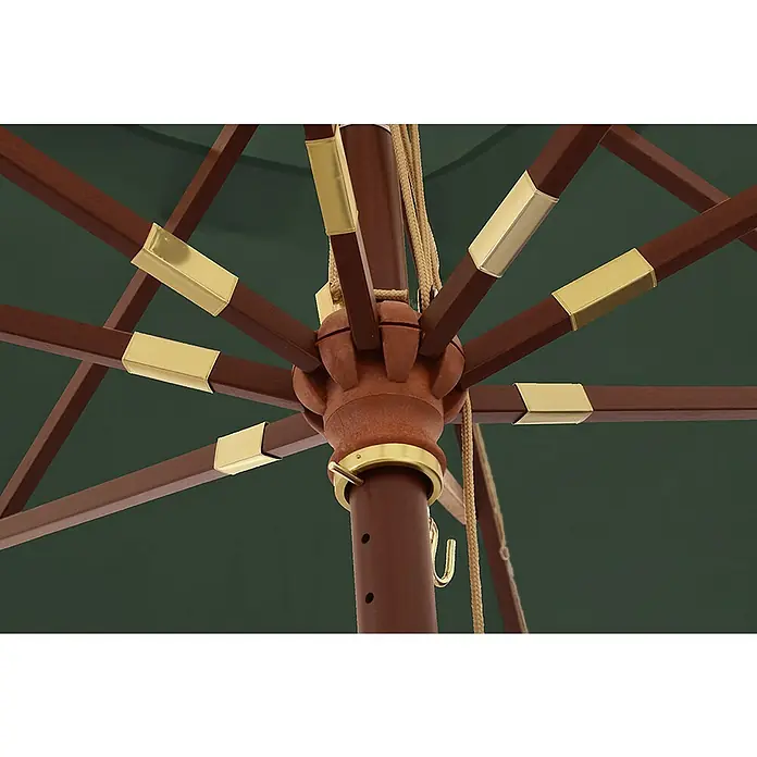 Kai Wiechmann Marktschirm - Grün|Dunkelgrün - Detailaufnahme eines Sonnenschirms mit Holzrahmen und goldenen Beschlägen. Das grüne Tuch spendet Schatten.