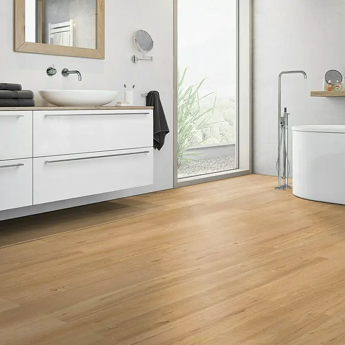 Classen Vinylbodenmuster GreenVinyl Traubeneiche gehobelt - 300 x 173 x 4 mm, Landhausdiele - Helles, freundliches Badezimmer mit Holzboden, Waschtisch und Badewanne für eine entspannende Atmosphäre im eigenen Zuhause.