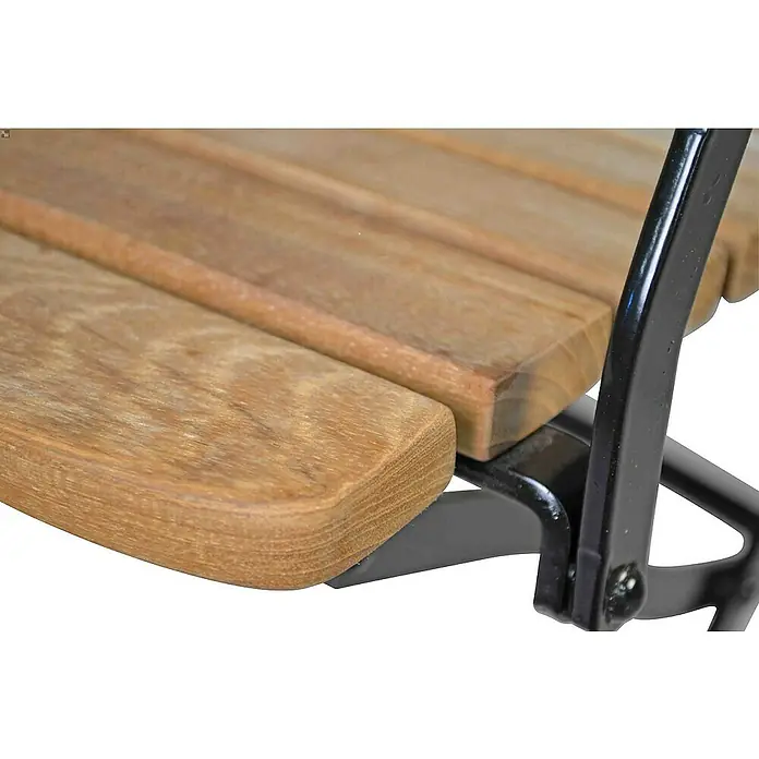 Kai Wiechmann Gartenstuhl - Teakholz, Klappbar, Naturbelassen, B x T x H: 45 x 60 x 89 cm - Detailansicht einer Sitzfläche aus Holzlatten mit schwarzem Metallgestell, ideal für Gartenmöbel. Die Holzstruktur und das moderne Design sind ansprechend.
