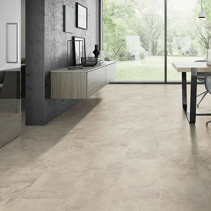Classen Vinylbodenmuster GreenVinyl Nimbus Beige - 300 x 310 x 4 mm, Fliesenoptik - Detailaufnahme eines modernen Innenraums mit beigefarbenen Vinylbodenfliesen, die eine elegante und pflegeleichte Bodenlösung bieten.