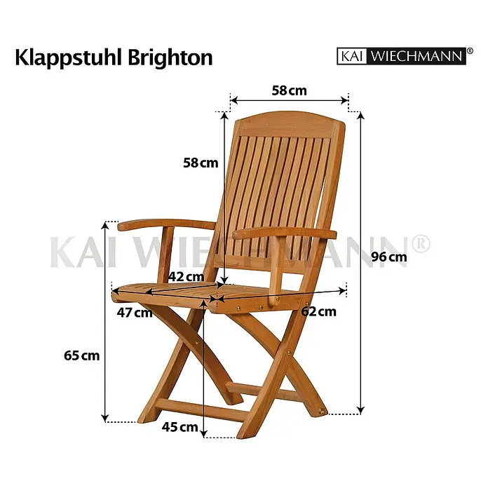 Kai Wiechmann Gartenstuhl - Naturbelassen, Teakholz, Klappbar - Abbildung eines Klappstuhls "Brighton" aus Holz mit Maßangaben, die seine Abmessungen zeigen: Höhe, Breite und Tiefe.