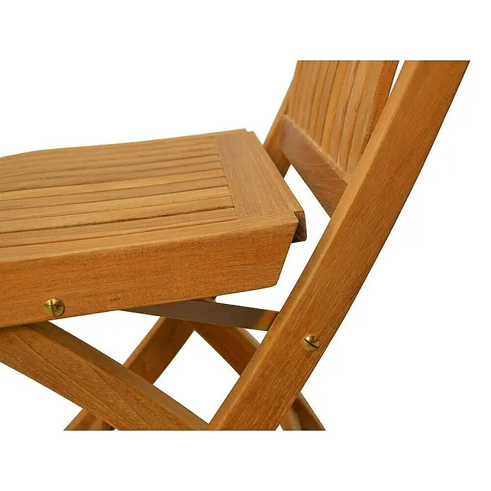 Kai Wiechmann Gartenstuhl - Naturbelassen, Teakholz, Klappbar - Nahaufnahme eines hellbraunen Holzstuhls mit Lattenmuster auf Sitz und Rückenlehne, befestigt mit goldenen Schrauben.