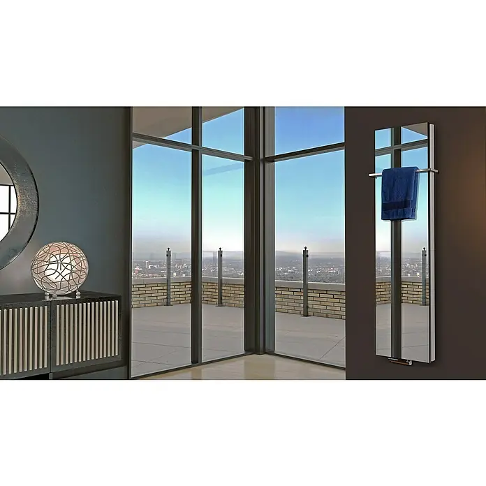 Badheizkörper Mirror - B x H: 470 x 1.800 mm, Nennleistung: 1.964 W, 1 x Halter 15mm, Spiegel - Das Bild zeigt einen eleganten beheizten Handtuchhalter, der eine stilvolle Ergänzung für jedes Badezimmer darstellt.