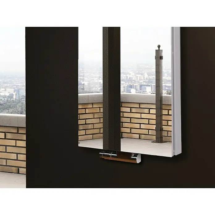 Badheizkörper Mirror - B x H: 470 x 1.200 mm, Nennleistung: 1.458 W, Ohne Handtuchhalter, Spiegel - Naheaufnahme eines stilvollen Spiegels mit Holzsockel, der auf einer braunen Wand montiert ist und eine urbane Außenansicht reflektiert.