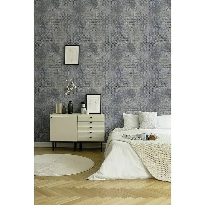 A.S. Création New Walls Vliestapete Grafik - Grau/Blau/Braun, Grafisch, 10,05 x 0,53 m - Elegantes Schlafzimmer mit einer auffälligen grauen Tapete mit geometrischem Muster, die dem Raum einen modernen Touch verleiht.