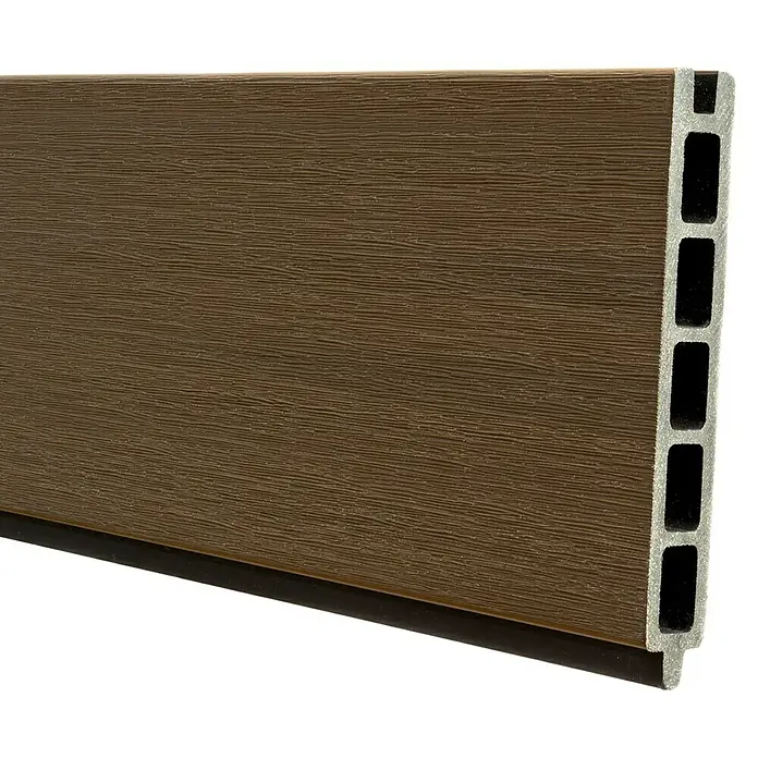 Steckzaun Verona - 177,3 x 14 cm, Teak Braun - Nahaufnahme eines braunen WPC-Terrassendielenprofils mit Hohlkammern für den Außenbereich.
