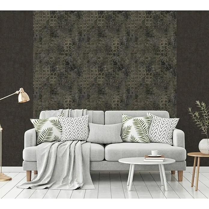 A.S. Création New Walls Vliestapete Grafik - Anthrazit/Gold, Grafisch, 10,05 x 0,53 m - Nahaufnahme des stilvollen Hexagon-Designs auf der Tapete, das jedem Raum eine moderne Note verleiht.