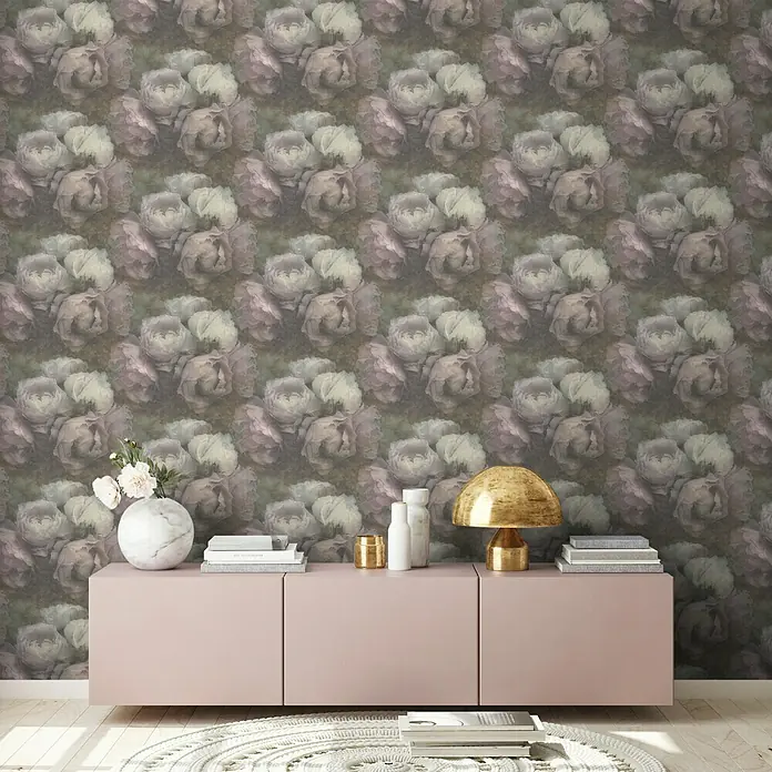 A.S. Création New Walls Vliestapete Rose - Rosé, Floral, 10,05 x 0,53 m - Einrichtungsgegenstände vor einer Wand mit Rosenmuster. Die Blumige Tapete verleiht dem Raum eine romantische und elegante Atmosphäre.