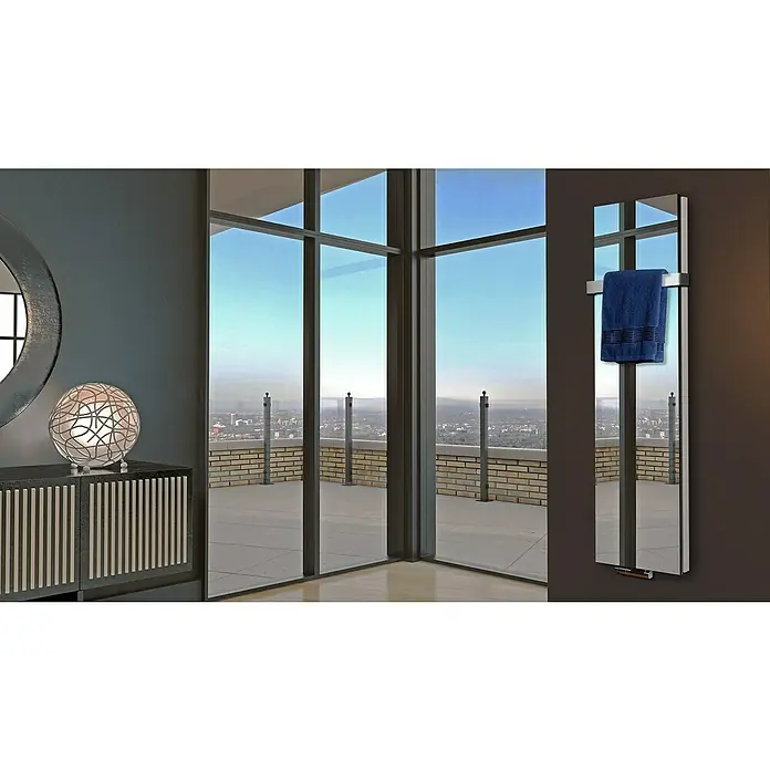Badheizkörper Mirror - B x H: 470 x 1.800 mm, Nennleistung: 1.964 W, 1 x Halter 50mm, Spiegel - Spiegelheizkörper mit Handtuch und Ausblick. Moderner Heizkörper als Spiegel mit blauem Handtuch in einem eleganten Badezimmer.