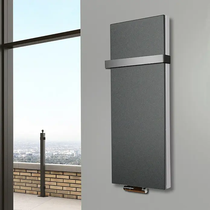 Badheizkörper Manhattan - B x H: 470 x 1.200 mm, Moonstone, Mit Halter 50mm, Nennleistung: 1.458 W - Elegantes, modernes Heizpaneel in Grau mit einem schicken Handtuchhalter aus Metall. Ideal für stilvolle Badezimmer und Wohnräume.
