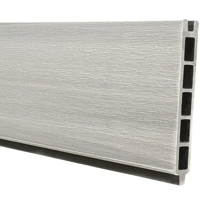 Steckzaun Verona - 177,3 x 14 cm, Bicolor Weiß - Nahaufnahme eines horizontalen Profils aus hellgrauem Verbundmaterial mit dunklen Hohlräumen und einer gezackten Unterseite.