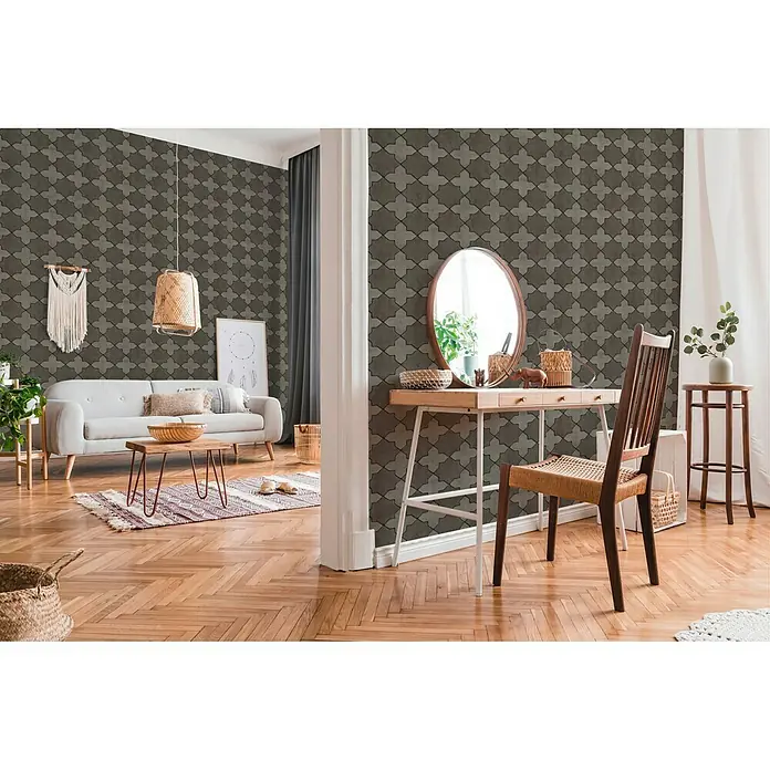 A.S. Création New Walls Vliestapete Stern Fliese - Grau/Schwarz, Fliesenoptik, 10,05 x 0,53 m - Das Bild zeigt ein stilvolles Interieur mit gemusterter Tapete, das eine warme und einladende Atmosphäre schafft.