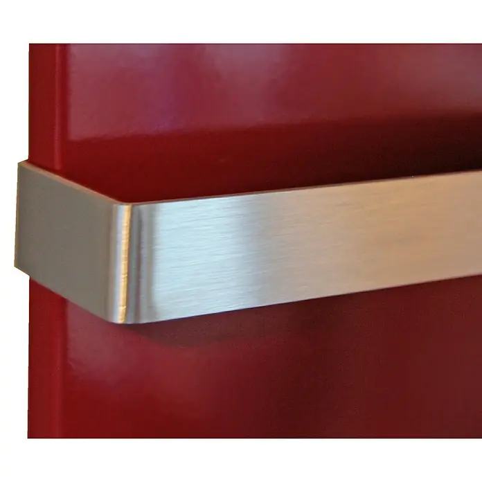 Badheizkörper Manhattan - B x H: 470 x 1.800 mm, Rot, 1 x Halter 50mm, Nennleistung: 1.964 W - Nahaufnahme eines modernen, roten Kühl-/Gefrierschranks mit einem eleganten, gebürsteten Metallgriff, der sein schlankes Design ergänzt.
