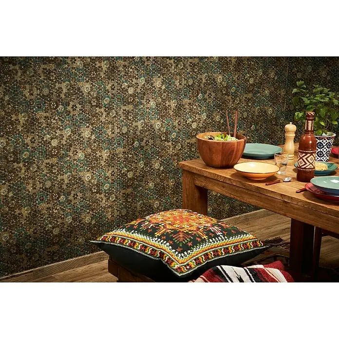 A.S. Création New Walls Vliestapete Mosaik - Türkis, Fliesenoptik, 10,05 x 0,53 m - Das Bild zeigt einen dekorierten Tisch mit Geschirr, einer Schüssel Salat, einer Gewürzmühle und einer Flasche. Ein farbenfrohes Kissen liegt davor.