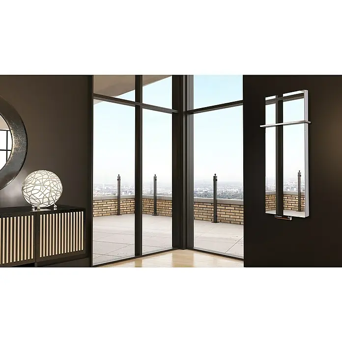 Badheizkörper Mirror - B x H: 470 x 1.200 mm, Nennleistung: 1.458 W, 1 x Halter 15mm, Spiegel - Ein modernes Badezimmer mit einem eleganten Spiegelheizkörper an der Wand, der Funktionalität und Design vereint.