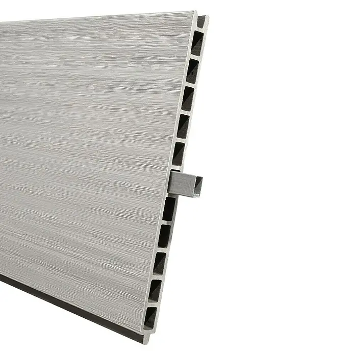 Steckzaun Verona - 177,3 x 28 cm, Bicolor Weiß - Nahaufnahme einer grauen Verbundholz-Fassadenverkleidung mit Nut-und-Feder-Verbindung, die eine moderne und wartungsarme Fassadenlösung darstellt.