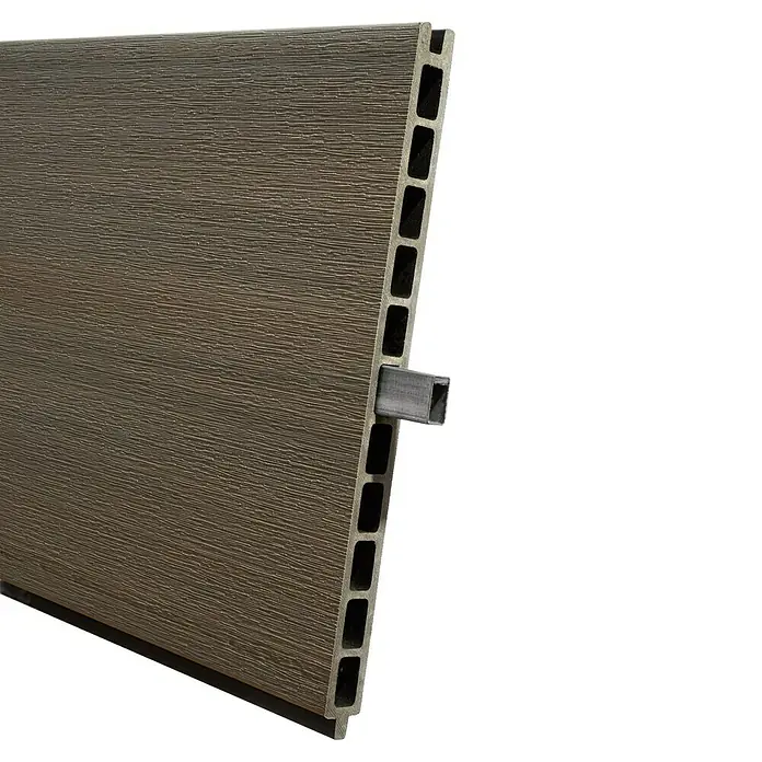 Steckzaun Verona - 177,3 x 28 cm, Schilf - Produktansicht eines WPC-Zaunprofils in Holzoptik, das durch ein Metallrohr verstärkt wird. Das Profil ist stabil und langlebig für den Außenbereich.