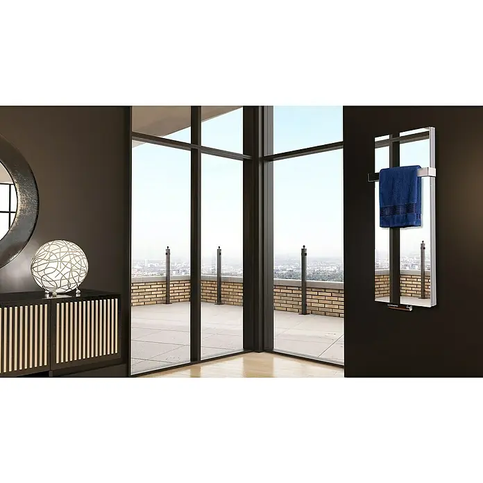 Badheizkörper Mirror - B x H: 470 x 1.200 mm, Nennleistung: 1.458 W, 1 x Halter 50mm, Spiegel - Elegantes Badezimmer-Interieur mit beheiztem Handtuchwärmer, der ein blaues Handtuch hält, und moderner Dekoration vor einem Panoramafenster.