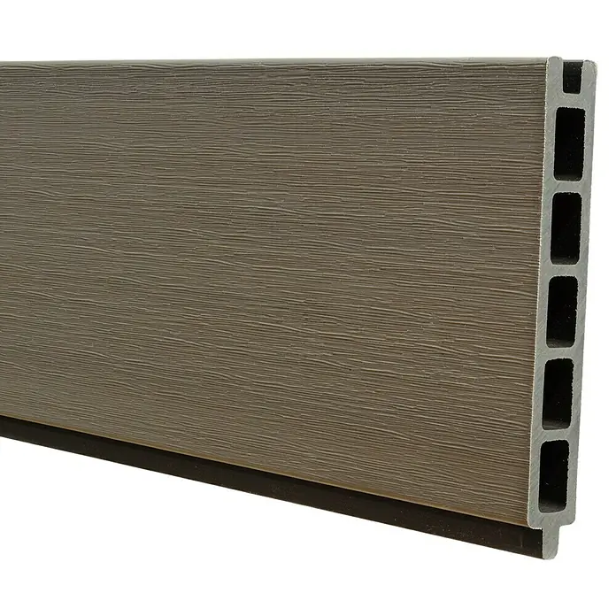 Steckzaun Verona - 177,3 x 14 cm, Schilf - Nahaufnahme einer braunen Terrassendiele mit Holzstruktur und Hohlkammerprofil für den Außenbereich.