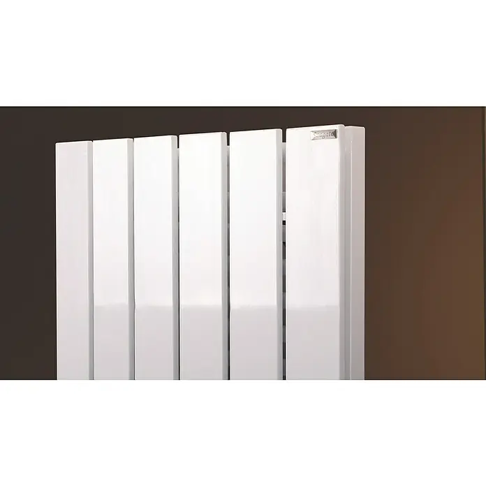 Badheizkörper Peking - B x H: 470 x 1.200 mm, Nennleistung: 1.458 W, Weiß, 1 x Halter 15mm - Nahaufnahme eines weißen Heizkörpers mit vertikalen Paneelen, der sich vor einer braunen Wand befindet.