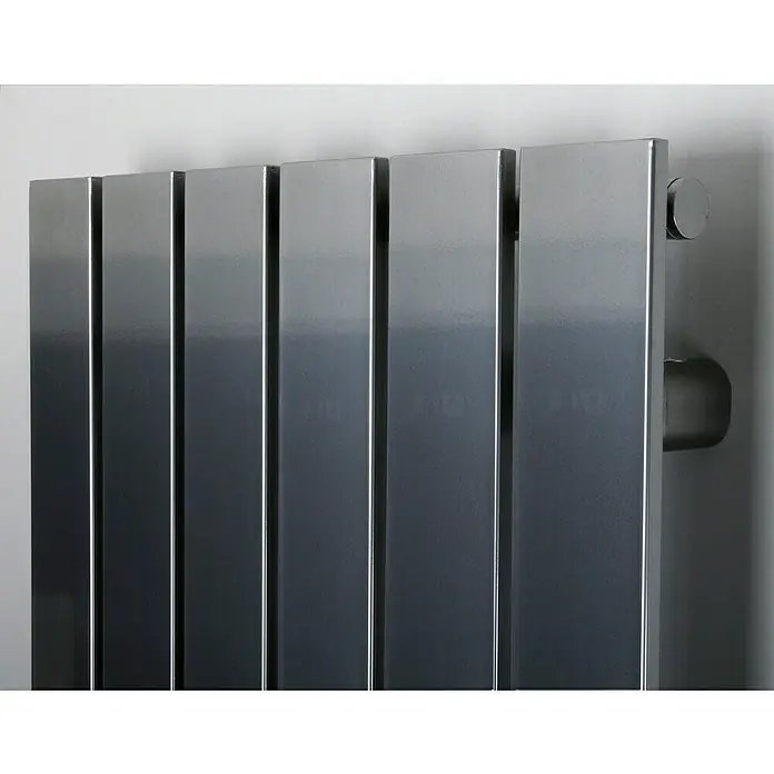 Badheizkörper Peking - B x H: 470 x 1.800 mm, Nennleistung: 1.964 W, Edelstahl, 2 x Halter 15mm - Nahaufnahme eines modernen Heizkörpers mit einem glänzenden, metallischen Finish, der Wärme und Stil in jeden Raum bringt.