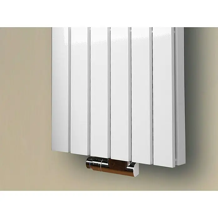 Badheizkörper Peking - B x H: 470 x 1.200 mm, Nennleistung: 1.458 W, Weiß, 1 x Halter 15mm - Nahaufnahme eines weißen Heizkörpers mit thermostatischem Heizkörperventil.
