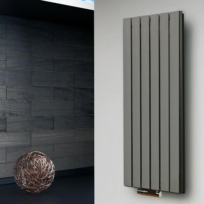 Badheizkörper Peking - B x H: 470 x 1.200 mm, Nennleistung: 1.458 W, Edelstahl, Ohne Handtuchhalter - Nahaufnahme eines vertikalen Heizkörpers in modernem Grau mit elegantem Design, der an einer weißen Wand montiert ist und für Wärme und Stil sorgt.