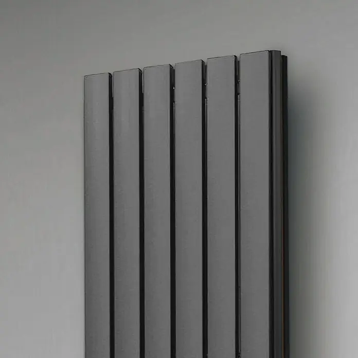 Badheizkörper Peking - B x H: 470 x 1.200 mm, Nennleistung: 1.458 W, Moonstone, 1 x Halter 15mm - Nahaufnahme eines modernen, vertikalen Heizkörpers in Grau, der an einer hellgrauen Wand montiert ist. Stilvolles Design für zeitgemäße Innenräume.