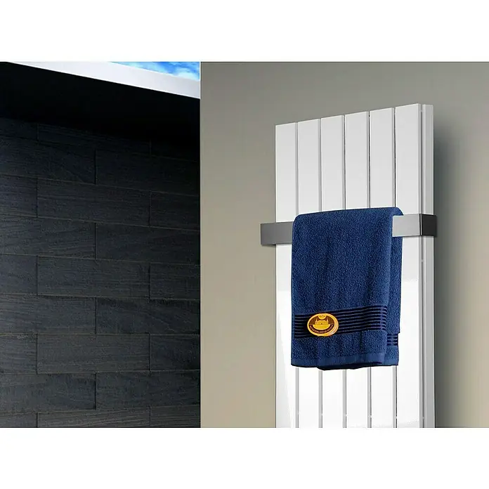 Badheizkörper Peking - B x H: 470 x 1.200 mm, Nennleistung: 1.458 W, Weiß, 1 x Halter 50mm - Nahaufnahme eines weißen Handtuchwärmers mit einem blauen Handtuch mit goldener Verzierung, das in einem modernen Badezimmer hängt.