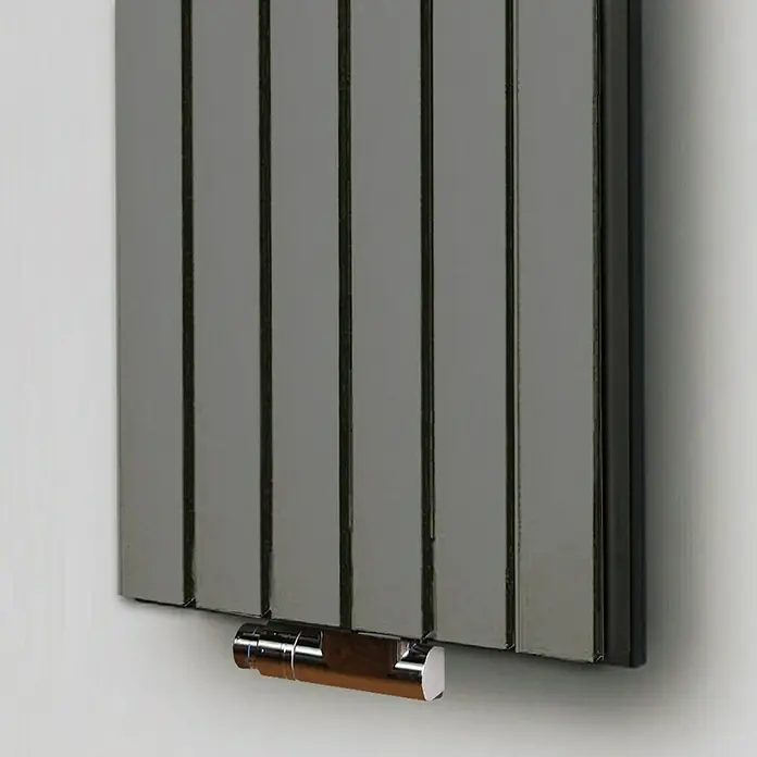 Badheizkörper Peking - B x H: 470 x 1.200 mm, Nennleistung: 1.458 W, Edelstahl, 1 x Halter 15mm - Nahaufnahme eines modernen Heizkörpers mit elegantem Design und glänzender Oberfläche, der Wärme und Stil vereint.