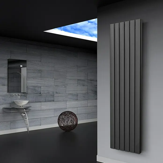 Badheizkörper Peking - B x H: 470 x 1.800 mm, Nennleistung: 1.964 W, Moonstone, Ohne Handtuchhalter - Design-Heizkörper: Elegantes, graues Heizkörperelement in einem modernen Badezimmer, das Funktionalität und Ästhetik vereint.