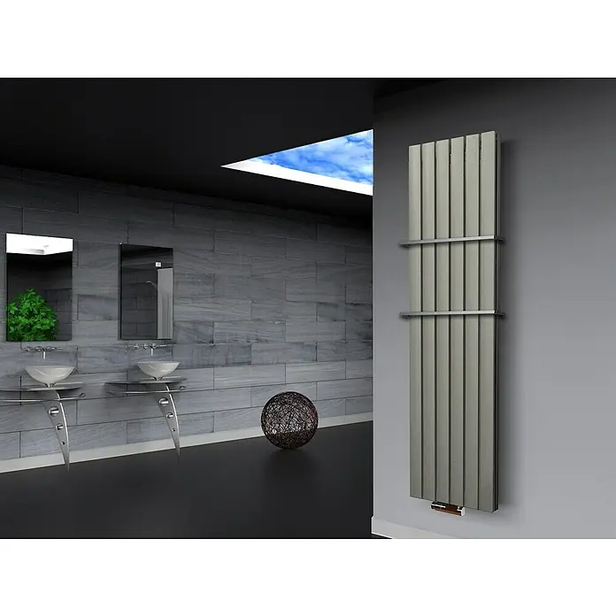 Badheizkörper Peking - B x H: 470 x 1.800 mm, Nennleistung: 1.964 W, Edelstahl, 2 x Halter 15mm - Ein schickes Badezimmer mit einem modernen, vertikalen Heizkörper an der Wand. Das Design verleiht dem Raum eine stilvolle Note.