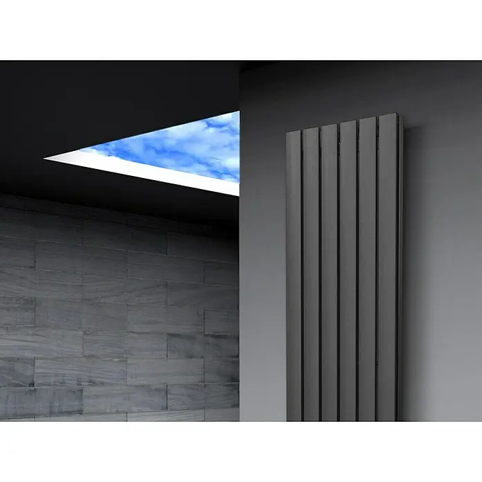 Badheizkörper Peking - B x H: 470 x 1.800 mm, Nennleistung: 1.964 W, Moonstone, Ohne Handtuchhalter - Modernes Badezimmer-Design mit einem stilvollen, vertikalen Heizkörper in Grau, der Wärme und Ästhetik vereint.