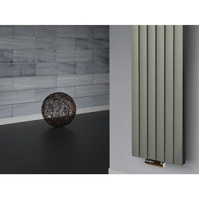 Badheizkörper Peking - B x H: 470 x 1.800 mm, Nennleistung: 1.964 W, Edelstahl, 2 x Halter 15mm - Eleganter Heizkörper in modernem Design. Der graue Heizkörper mit vertikalen Linien fügt sich nahtlos in das stilvolle Interieur ein.