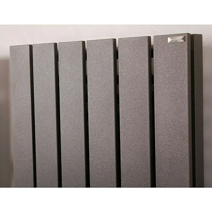 Badheizkörper Peking - B x H: 470 x 1.200 mm, Nennleistung: 1.458 W, Moonstone, 1 x Halter 15mm - Nahaufnahme eines modernen, grauen Heizkörpers mit vertikalen Paneelen, der ein stilvolles und effizientes Heizsystem darstellt.