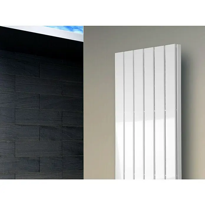 Badheizkörper Peking - B x H: 470 x 1.200 mm, Nennleistung: 1.458 W, Weiß, Ohne Handtuchhalter - Nahaufnahme eines modernen, weißen Heizkörpers an einer Wand, stilvoll und effizient.