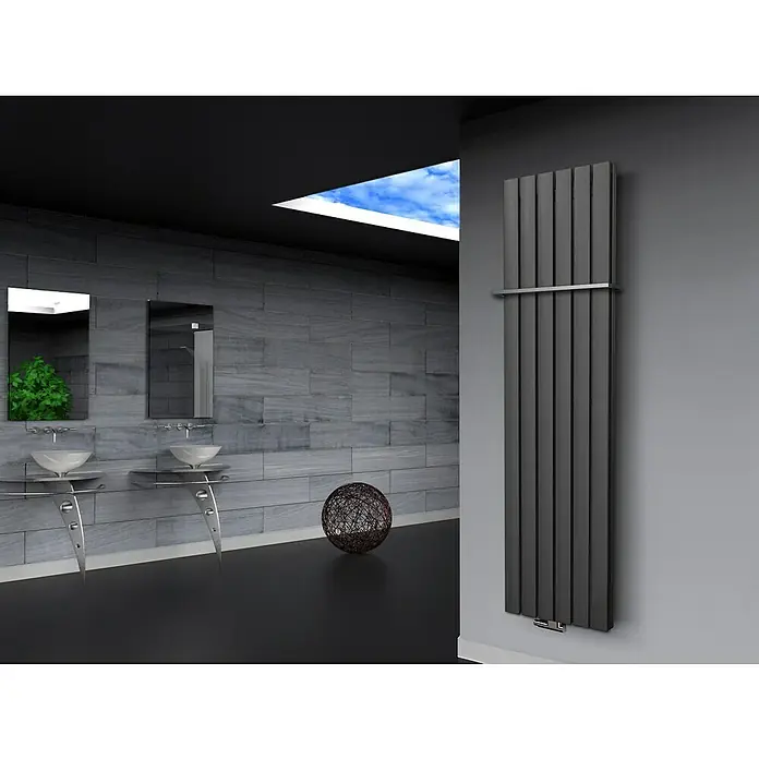 Badheizkörper Peking - B x H: 470 x 1.800 mm, Nennleistung: 1.964 W, Moonstone, 1 x Halter 15mm - Grauer Design-Heizkörper an einer Wand im Badezimmer. Er ist schlank und modern und verfügt über eine Handtuchstange.