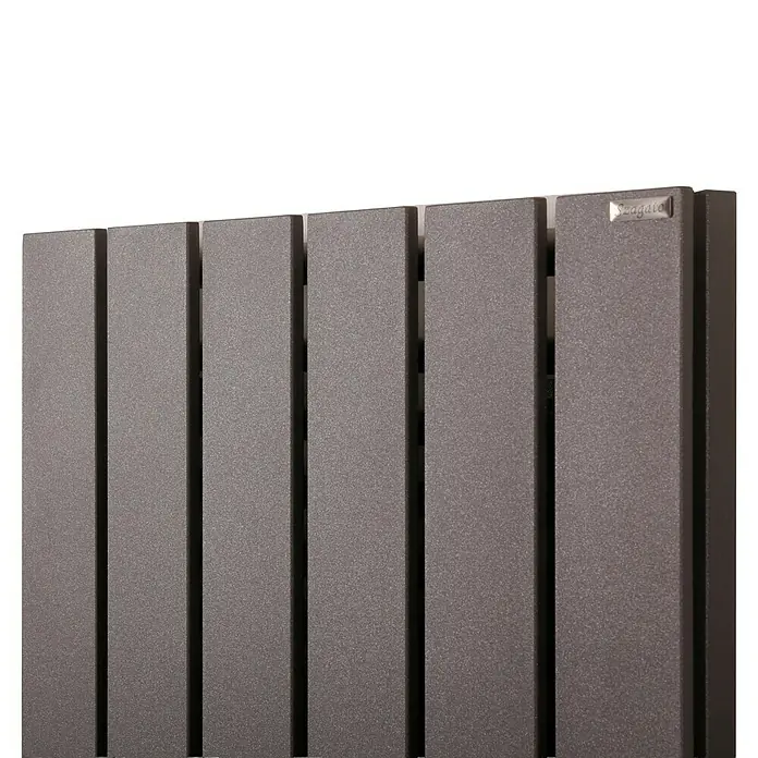 Badheizkörper Peking - B x H: 470 x 1.800 mm, Nennleistung: 1.964 W, Moonstone, Ohne Handtuchhalter - Nahaufnahme eines Heizkörpers Zagato, der Wärme und Stil vereint. Die moderne Gestaltung sorgt für ein angenehmes Raumklima und ist ein Blickfang.