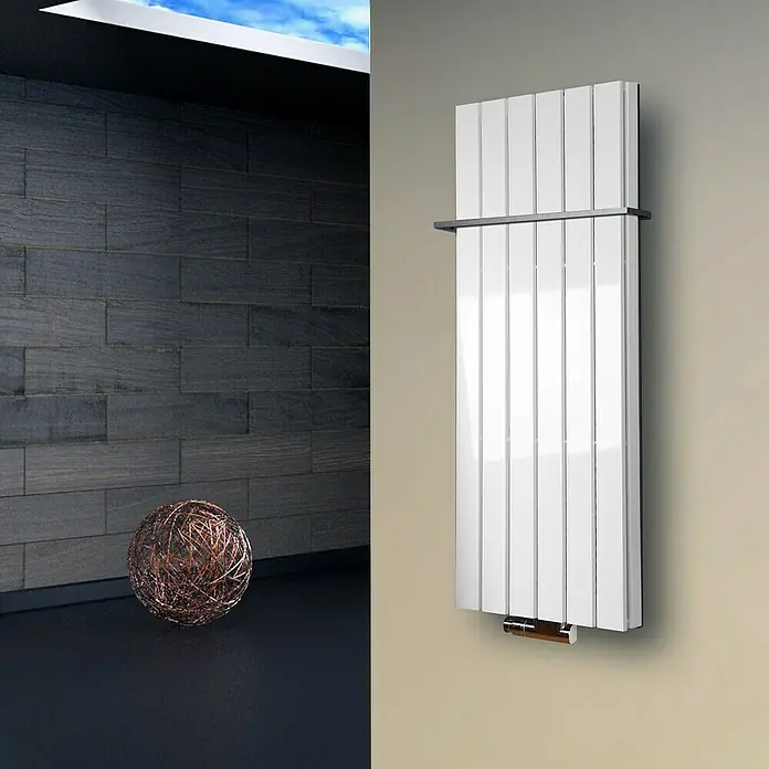Badheizkörper Peking - B x H: 470 x 1.200 mm, Nennleistung: 1.458 W, Weiß, 1 x Halter 15mm - Elegantes Design: Vertikaler Heizkörper in Weiß mit horizontaler Handtuchstange für moderne Badezimmer. Blickfang für stilvolle Wärme und Komfort.