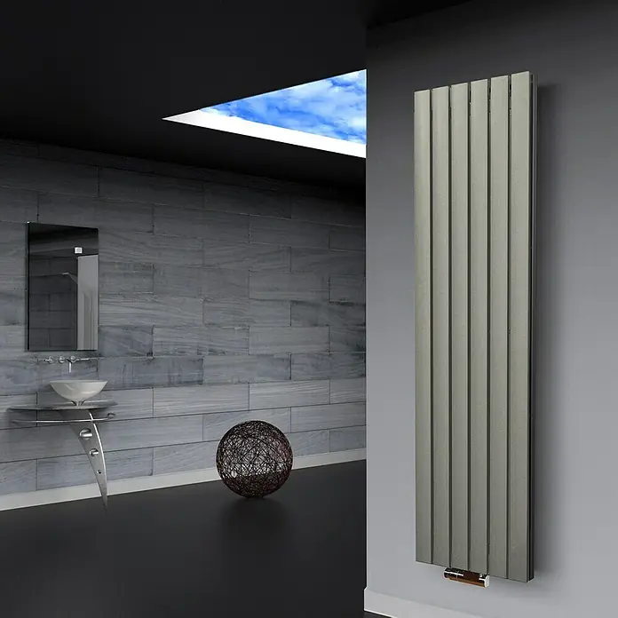 Badheizkörper Peking - B x H: 470 x 1.800 mm, Nennleistung: 1.964 W, Edelstahl, Ohne Handtuchhalter - Ein moderner, grauer Heizkörper ziert eine graue Wand in einem Badezimmer mit stilvollem Interieur und einem Oberlicht.