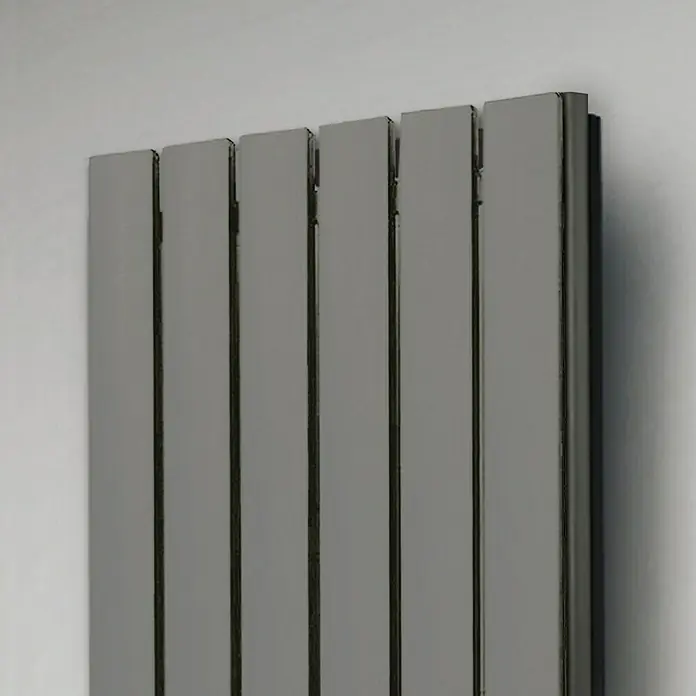Badheizkörper Peking - B x H: 470 x 1.200 mm, Nennleistung: 1.458 W, Edelstahl, 1 x Halter 15mm - Nahaufnahme eines grauen Heizkörpers mit senkrechten Paneelen an einer Wand.