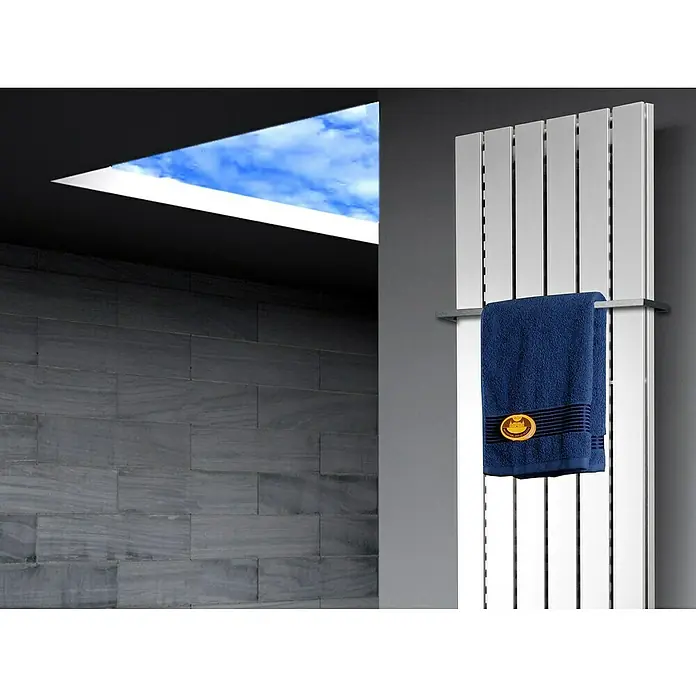 Badheizkörper Peking - B x H: 470 x 1.800 mm, Nennleistung: 1.964 W, Weiß, 1 x Halter 15mm - Modernes Badezimmer mit einem stilvollen Handtuchwärmer, an dem ein blaues Handtuch hängt, und einem Oberlicht, das den Himmel zeigt.