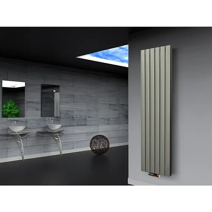 Badheizkörper Peking - B x H: 470 x 1.800 mm, Nennleistung: 1.964 W, Edelstahl, Ohne Handtuchhalter - Elegantes Badezimmerdesign mit modernem, vertikalem Heizkörper in Silber, der Wärme und Stil vereint. Die minimalistische Ästhetik ergänzt das luxuriöse Ambiente.
