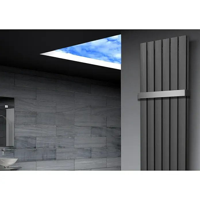 Badheizkörper Peking - B x H: 470 x 1.800 mm, Nennleistung: 1.964 W, Moonstone, 1 x Halter 50mm - Ein moderner, grauer Heizkörper mit einem eleganten Chromdetail, der sich perfekt in ein stilvolles Badezimmer einfügt. Ideal für wohlige Wärme.